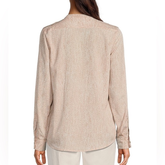 Calvin Klein
Rose Water Banded Collar Long Roll-Tab Sleeve Button Front Top. M - Picture 3 of 11